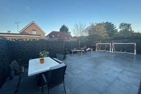 4 bedroom detached bungalow to rent, Feltham Hill Road,  Ashford,  TW15