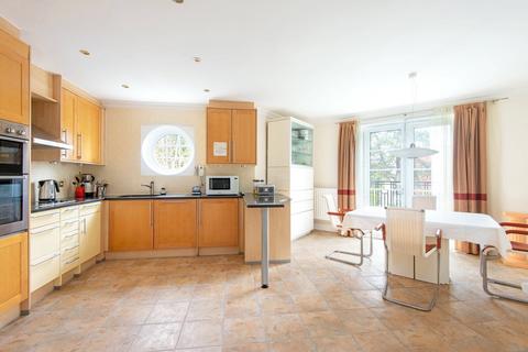 3 Voysey Close, London, N3 3TR