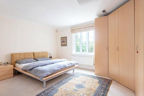 3 Voysey Close, London, N3 3TR