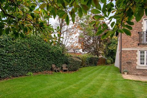 3 Voysey Close, London, N3 3TR