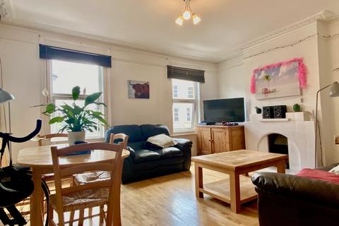 4 bedroom flat to rent, Santley Street, Clapham, London, SW4 7QF