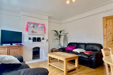 4 bedroom flat to rent, Santley Street, Clapham, London, SW4 7QF