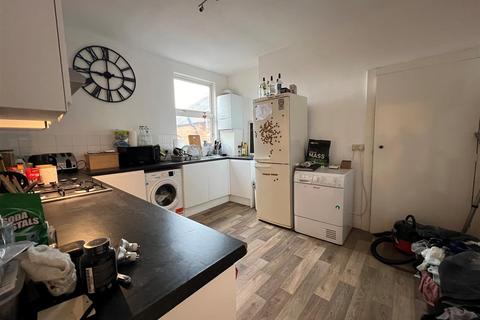 2 bedroom flat to rent, Kingsley Park Terrace, Northampton