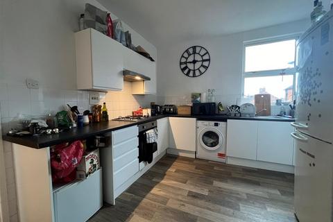 2 bedroom flat to rent, Kingsley Park Terrace, Northampton