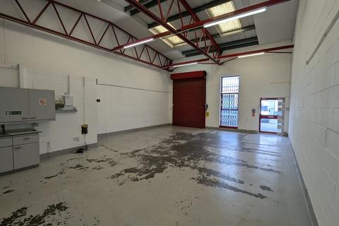 Industrial unit to rent, Unit 10 Boundary Business Centre, Woking Surrey, GU21 5DH