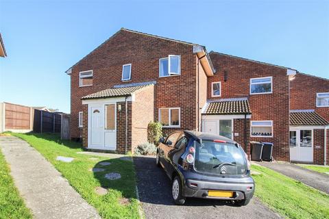 3 bedroom end of terrace house to rent, Goudhurst Close, Canterbury