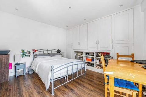 Studio for sale, Flat 6, 65 Courtfield Gardens, London, SW5 0NQ