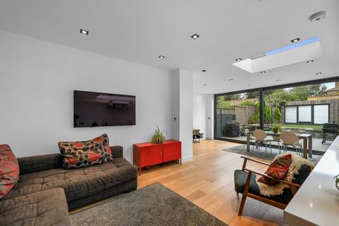 4 bedroom end of terrace house to rent, Victoria Park Road, London, E9