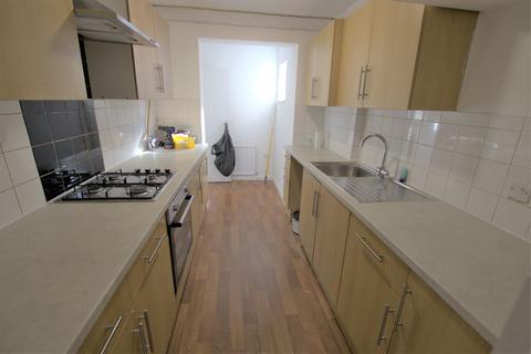 3 bedroom terraced house to rent, Blundell Road, Edgware, HA8