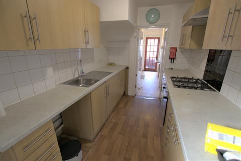 3 bedroom terraced house to rent, Blundell Road, Edgware, HA8