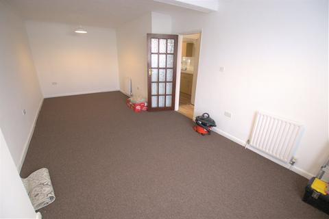 3 bedroom terraced house to rent, Blundell Road, Edgware, HA8