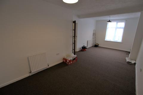 3 bedroom terraced house to rent, Blundell Road, Edgware, HA8