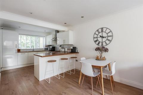 134 Ayelands, New Ash Green, Longfield, DA3 8JU