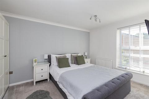 134 Ayelands, New Ash Green, Longfield, DA3 8JU