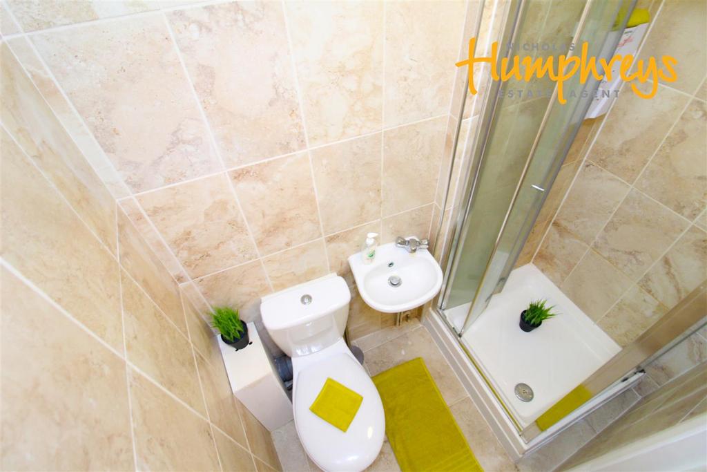 En- Suite 2.jpg