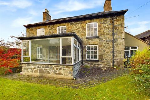 3 bedroom detached house to rent, Derwlwyn Lane, Llanfyllin, Powys