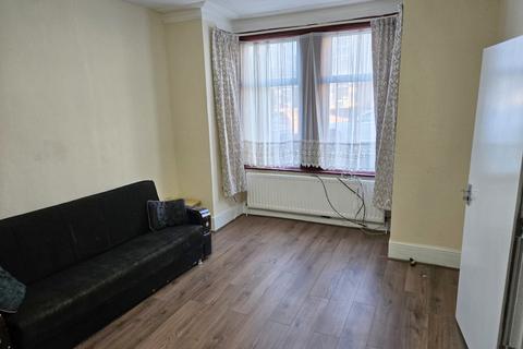 1 bedroom flat to rent, Lathom Road, E6