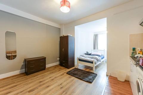 Studio to rent, Cromwell Road, Kensington, London, SW5