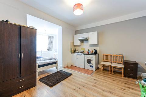 Studio to rent, Cromwell Road, Kensington, London, SW5