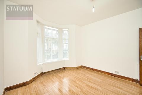 3 bedroom flat to rent, Leslie Road, Leyton, Stratford, London, E11