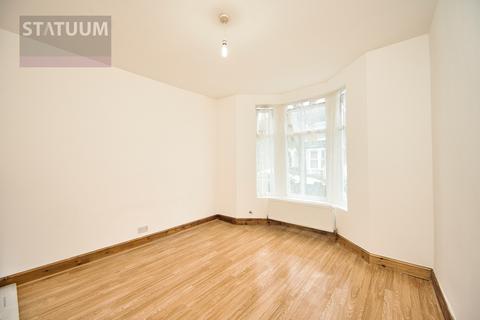 3 bedroom flat to rent, Leslie Road, Leyton, Stratford, London, E11