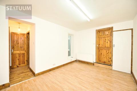 3 bedroom flat to rent, Leslie Road, Leyton, Stratford, London, E11