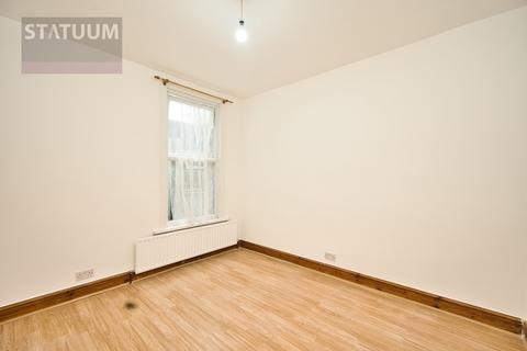 3 bedroom flat to rent, Leslie Road, Leyton, Stratford, London, E11