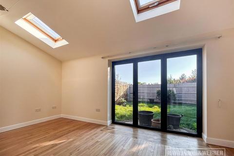 6 Grange Close, West Molesey, KT8 2PX
