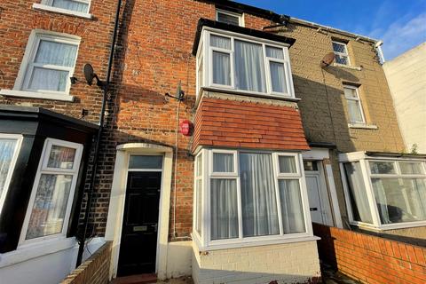 3 bedroom terraced house to rent, North Street, Scarborough