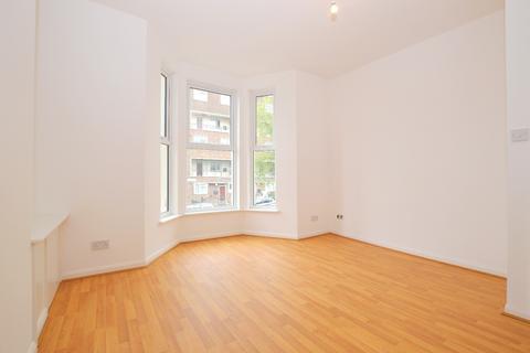 2 bedroom flat to rent, Fenwick Road Peckham SE15