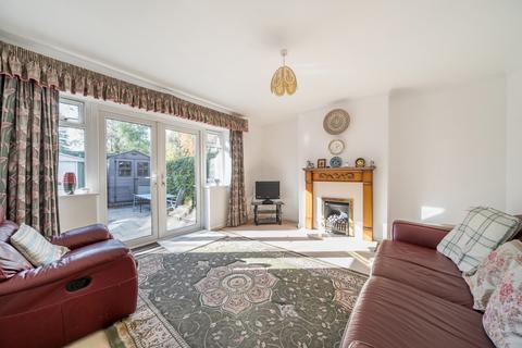 2 bedroom bungalow for sale, Kingfield Gardens, Woking, GU22