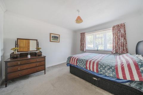 2 bedroom bungalow for sale, Kingfield Gardens, Woking, GU22