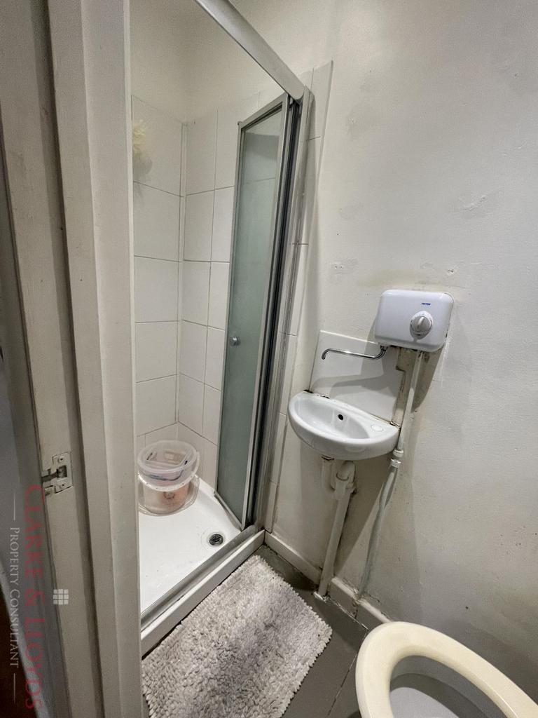 Room 6 Bath