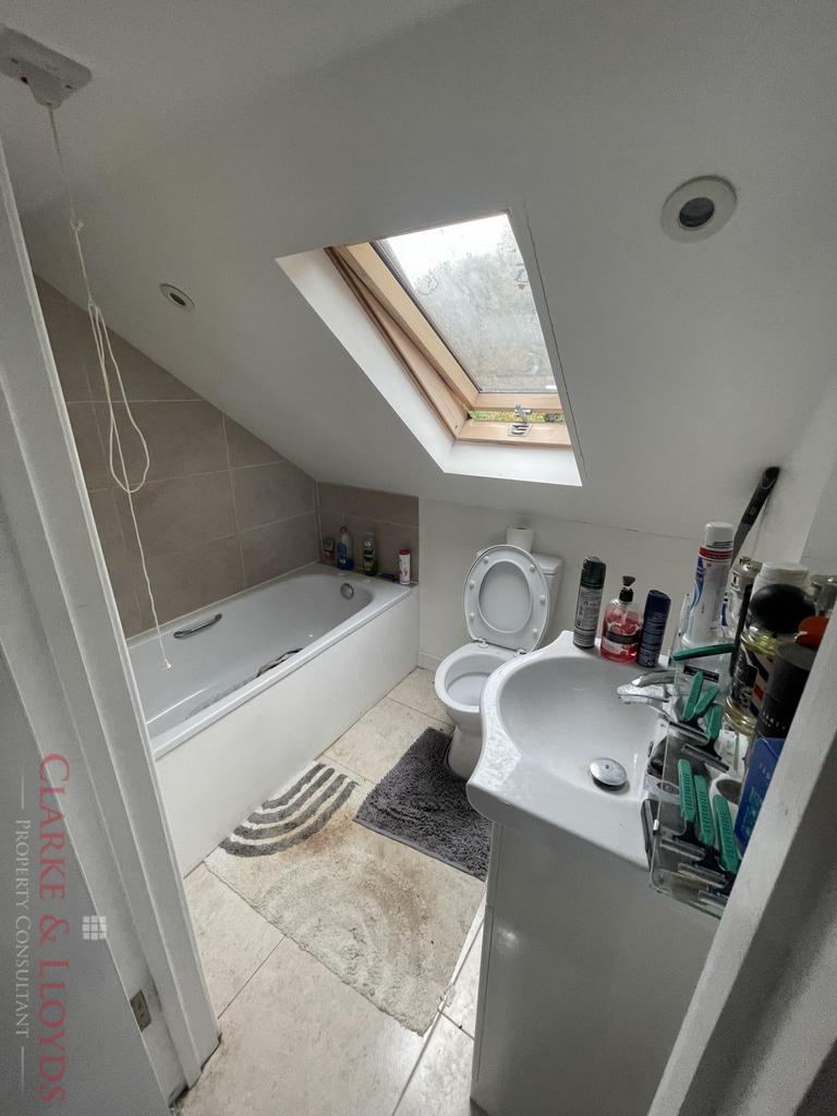 Room 7 Bath