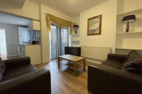 4 bedroom end of terrace house to rent, Minny Street, Cardiff