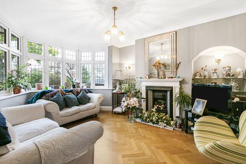 223 Percy Road, Twickenham, TW2 6JL