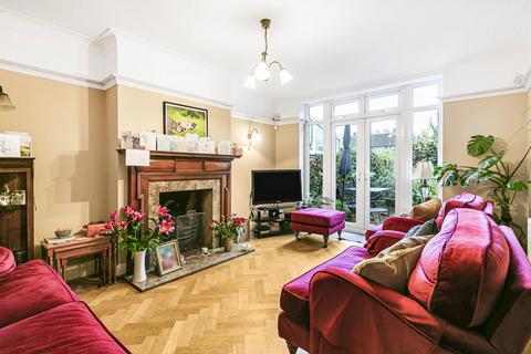 223 Percy Road, Twickenham, TW2 6JL