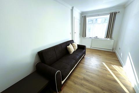 1 bedroom flat to rent, Baron Gardens, Ilford IG6