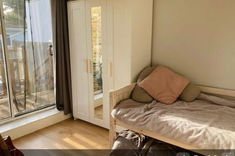 2 bedroom flat for sale, 111b Wood Lane, TW7 5EG