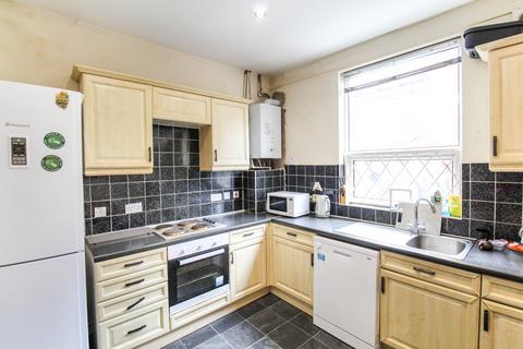 6 bedroom terraced house to rent, 25 Burchett Grove, Leeds