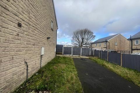 3 bedroom semi-detached house to rent, Keighley Close, Illingworth, HX2