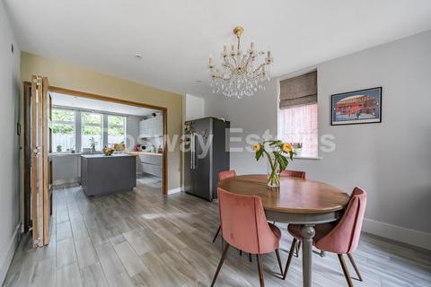 4 Wildernesse Close, Edgware, HA8 9GP
