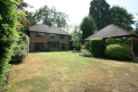 4 bedroom detached house to rent, The Pines, Woking GU21