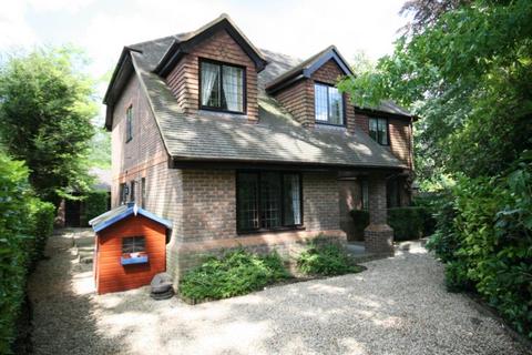 4 bedroom detached house to rent, The Pines, Woking GU21