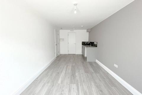 Studio to rent, Langdale Gardens, Perivale, Middlesex, UB6