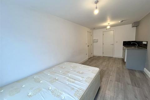 Studio to rent, Langdale Gardens, Perivale, Middlesex, UB6