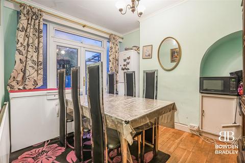 3 bedroom house for sale, Huxley Drive, Romford, RM6