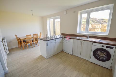 4 bedroom semi-detached house to rent, Stonecliffe Road, Sheffield