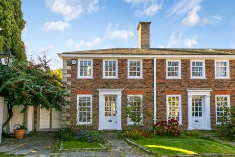 3, Trumpeters Inn Old Palace Yard, Richmond, TW9 1PE