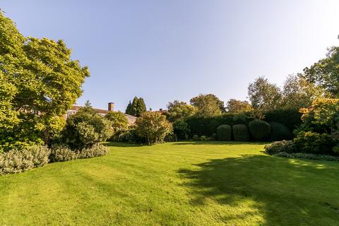 3, Trumpeters Inn Old Palace Yard, Richmond, TW9 1PE